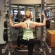 在健身房展現肌肉的女人