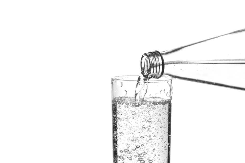 氣泡水中加入二氧化碳，有碳酸飲料的口感