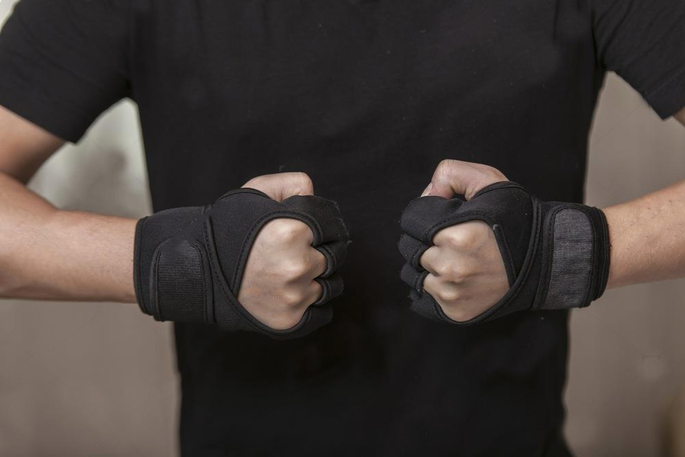 為了支撐手腕，重訓手套上會添加魔鬼氈的設計，幫助您支撐與保護手腕