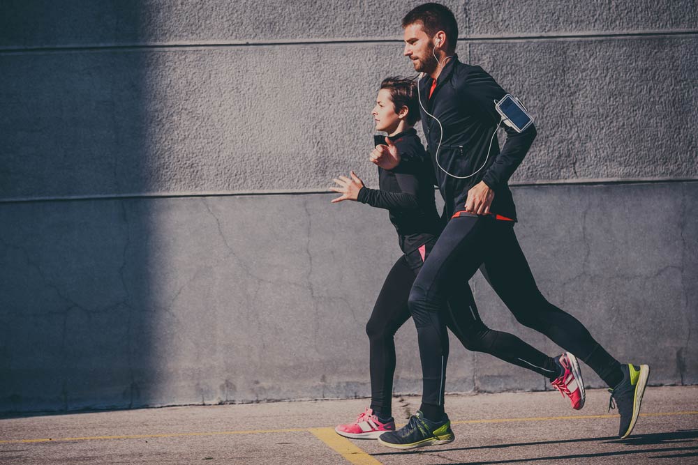 跑步時除了要注意姿勢與呼吸，也可以使用APP幫助您紀錄跑步